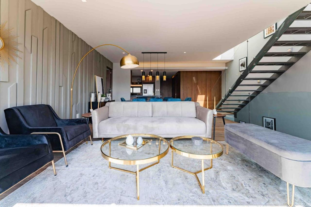 Stylish 3-level Penthouse With Private Rooftop Holiday home *