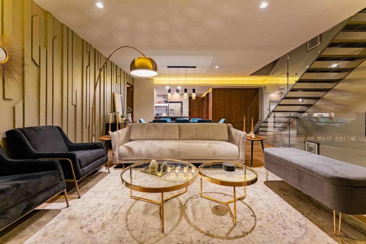 Holiday home Stylish 3-level Penthouse With Private Rooftop *